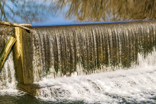Widok Człowieka Wykonane Tamy Wodospadu Dla Eksploatacji Starego Młyna Grist — Zdjęcie stockowe