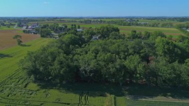 Güneşli bir bahar gününde Çiftlikler, Ağaçlar ve Mobil Evlerle Pensilvanya kırsalının havadan görünüşü