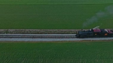 Ronks, Pennsylvania, 1 Nisan 2023 - Güneşli bir bahar gününde, Thru Çiftlik Arazilerinde Buharlı Yolcu Treni Seyahat Eden Dumanı Görünümü