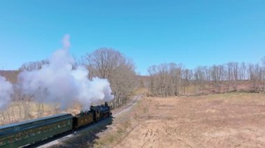 Rockhill, Pennsylvania, 1 Nisan 2023 - EBT 'nin Dar Göstergesi Temiz Bir Güneşli Gün' de Antika Buhar Yolcu Trenini Buharlı Geçiş ve Dumanla Yeniledi