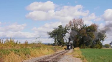 Akımlı Buharlı Motorun Kafaya Yaklaştığı, Güneşli Sonbahar Günü 'nde Kara Duman ve Buhar Esintisi