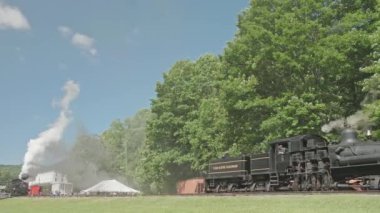 Cass, Batı Virginia, 6 Haziran 2022 - Üç Yapay Buhar Motorunun Düşük Görünümü Yedekleme, Duman ve Buhar Üfleme, Güneşli bir Yaz Günü Nakliye Arabaları Geçişi
