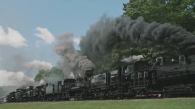 Cass, Batı Virginia, 6 Haziran 2022 - Güneşli bir yaz gününde Beş Bağlı Shay Buhar Motorunun Düşük Görünümü, Yaklaşıyor, Bir sürü duman ve buhar üflüyor,