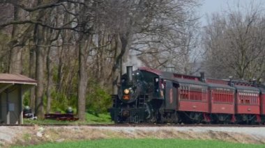 Ronks, Pennsylvania, 4 Nisan 2023 - Klasik Buharlı Yolcu Treni 'nin Bir Bahar Günü Duman ve Dumanı İçişi