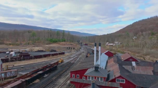 Pohled Staré Úzkokolejné Kolejnice Road Yard Uhelnými Násypkami Rusting Sunny — Stock video