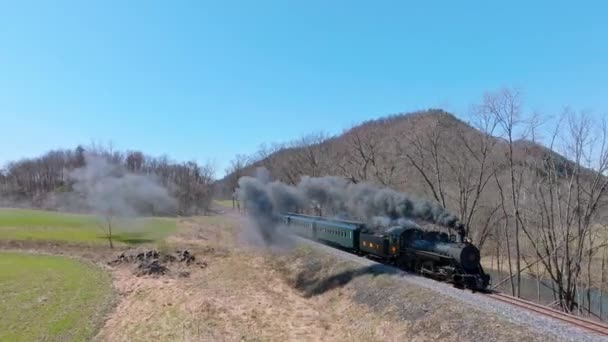 2023年4月1日 宾夕法尼亚洛克希尔 Ebt的窄轨复古蒸汽机车在阳光明媚的日子驶近 与蒸汽和烟雾一起升级换代的空中景观 — 图库视频影像