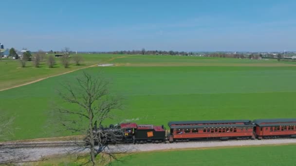 Ronks Pennsylvania April 2023 Drone Side View Steam Passenger Train — Stok Video