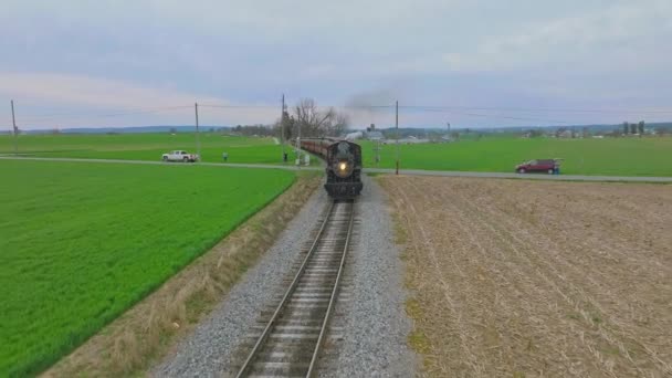 Приближается Поезд Антикварным Паровозиком Время Путешествия Thru Farmlands День Апреля — стоковое видео