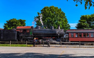Bir Amiş Baba ve Oğullarının Eski Buhar Motoruna Bakışları Isınan Buhar Buharı Gündüzleri Çalışmaya Hazır.