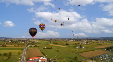 Çok sayıda Sıcak Hava Balonunun Güzel Bir Yaz Öğleden Sonra Balon Festivali sırasında Başlayıp Uçuşunun Havadan İzlenimi.