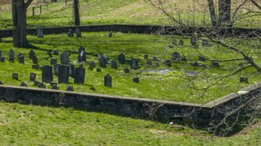 Güneşli bir bahar gününde, etrafında taş bir duvar olan, Eski Kırsal bir Küçük Mezarlığın Drone görüntüsü.