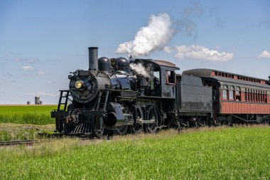 Yaklaşan Antik Buharlı Yolcu Treni 'nin Görünümü, Güneşli bir Bahar Günü' nde Duman Üfleme ve Seyahat Etme Ortamı
