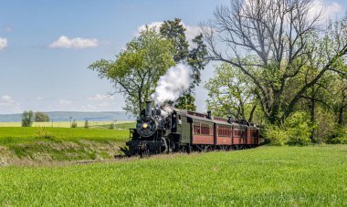 Yaklaşan Antik Buharlı Yolcu Treni 'nin Görünümü, Güneşli bir Bahar Günü' nde Duman Üfleme ve Seyahat Etme Ortamı