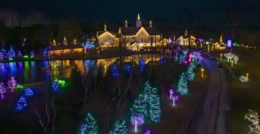 Elizabethtown, Pensilvanya, 6 Aralık 2022 - Açık Bir Gece Çayırı ve Açık Bir Gece Bina Üzerinde Bir sürü Renkli Işıklar, Ağaçlar ve Manzaralar ile Büyük Sürücü Noel Gösterimi