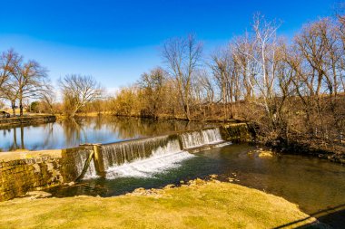 Un Yapımı İçin Eski Grist Değirmeni Operasyonu İçin Şelale Barajı Yapan Adam Görünümü