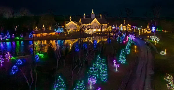 ペンシルベニア州エリザベスタウン 2022年12月6日 大型ドライブスルークリスマスディスプレイのドローンビュー オープンメドウズとクリアナイトに建てられた色の光 — ストック写真