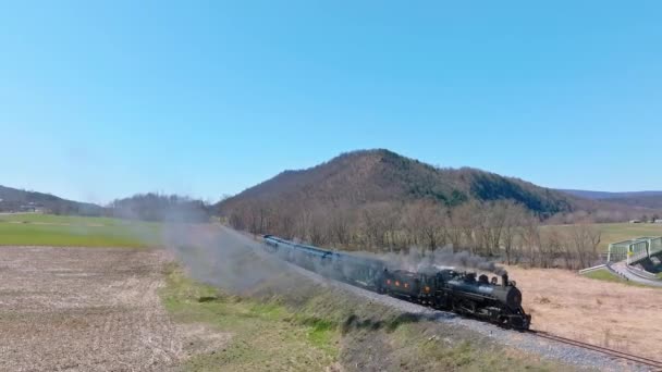 2023年4月1日 ペンシルベニア州ロックヒル Ebtの狭いゲージがアンティーク蒸気旅客列車のアプローチを復元し 晴れた日に蒸気と煙でアップグレードする — ストック動画