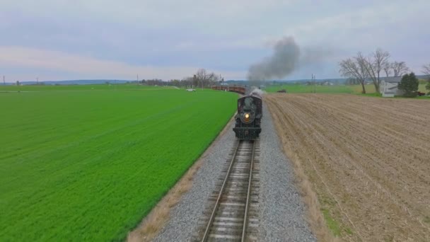 Head Drone View Antique Pociąg Pasażerski Steam Zbliża Się Podczas — Wideo stockowe