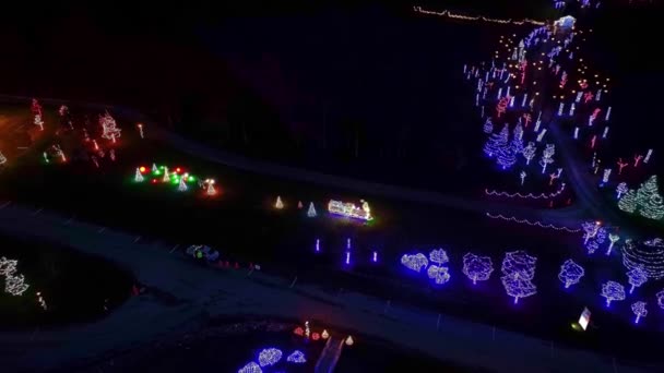 Drone View Duży Wyświetlacz Świąteczny Wielu Kolorowych Świateł Led Drzewie — Wideo stockowe