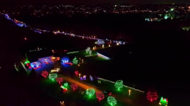 ライトが付いている大きいクリスマスの表示の空中眺めは木 スラブ ドライブのための建物の照明を導きました — ストック動画