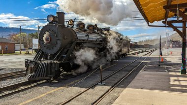 Bir Kış Günü Duman ve Buhar Üfleyen Dar Buhar Lokomotifi Görünümü