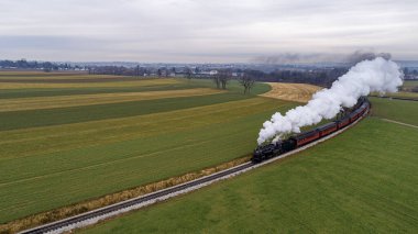 Buharlı Yolcu Treni 'nin Bir Sonbahar Günü Eğri Duman Çevresinde Yaklaşırken Hava Görüntüsü