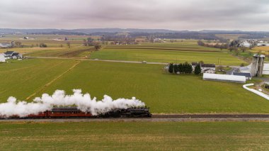 Buharlı Yolcu Treni 'nin Hava Tarafı Görünümü Kırsal Amerika' da Bir Sonbahar Günü Duman Esinti