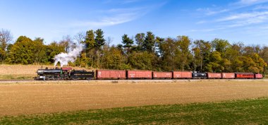 Ronks, Pennsylvania, 7 Kasım 2021 - Antik Buharlı Yolcu Treni 'nin Bir Sonbahar Günü Yavaşça Yolculuk Ettiği İçin Hava Görüntüsü
