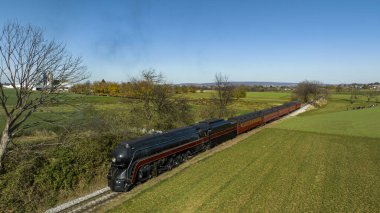 Bir Sonbahar Günü Verimli Tarım Akımlı Yolcu Treni 'nin Uçan Manzarası