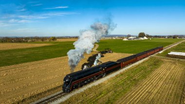 Aerodinamik Yolcu Treni 'nin İnsansız Hava Aracı Görünümü Güneşli Sonbahar Günü Duman Esintisi