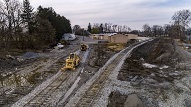 Yeni demiryolu rayları ve anahtarlarıyla inşa edilen bir tren nakliye istasyonunun insansız hava aracı görüntüsü
