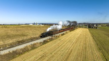 Bir Buharlı Yolcu Treni 'nin Havadan görünüşü Sonbahar Günü Duman Eken Tarım Alanlarında Geziniyor