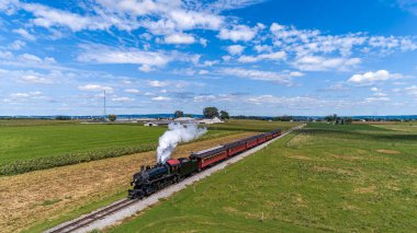 Yenilenmiş Buharlı Yolcu Treni 'nin Drone Frontal Görünümü, Gezici Thru Hasat Alanları, Sonbahar Günü Duman Üfleme