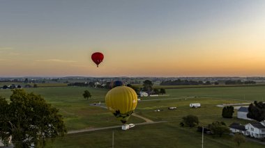 Üç Sıcak Hava Balonunun Bir Yaz Günü 'nde, Bir tanesi havada süzülerek uzaklaşırken, Fırlatmaya Başlayan Hava Görüntüsü