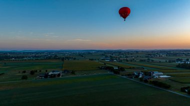 Güneşli bir yaz sabahı, Pensilvanya kırsalında süzülen, Kızıl Sıcak Hava Balonu 'nun Hava Görüntüsü