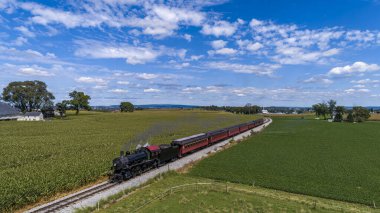 Yenilenmiş Buharlı Yolcu Treni, Seyahat Eden Yeşil Mısır Tarlaları, Sonbahar Günü Duman Üfleme Görünümü
