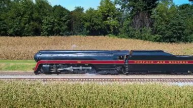 Ronks, Pennsylvania, 9 Eylül 2021 - Antika Buharlı Yolcu Treni, Durağa Gelen, Mısır Tarlalarıyla Thru Çiftliği 'nden geçen Güneşli bir Yaz Günü' nde hasat edilmeyi bekleyen