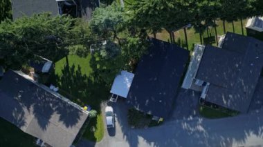 Güneşli bir günde Tek Geniş ve Çift Geniş Evlerin İyi korunmuş, Üretilmiş, Prefabrik Ev Parkı 'nın Havadan Aşağı Bakış Görünümü