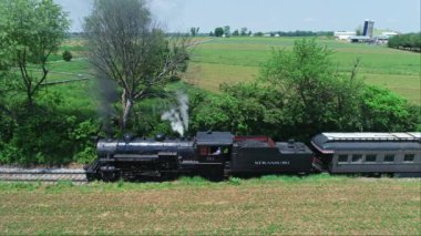 Ronks, Pensilvanya, 22 Mayıs 2022 - Buharlı Yolcu Treni Hava Tarlası Görünümü, Durdurulmuş Seyyar Thru Hasat Edilmiş Çiftlik Arazileri Yavaş Hareketli Gün