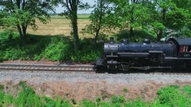 Ronks, Pensilvanya, 22 Mayıs 2022 - Bir Buharlı Yolcu Treni 'nin Hava Tarlası Görünümü, Yavaş Hareketli Bir Gün' de Gezen Thru Hasat Edilmiş Çiftlikleri