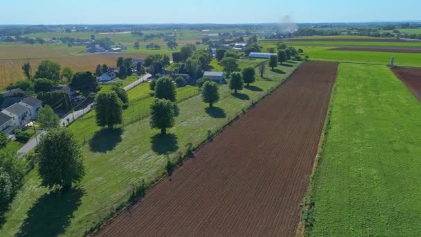 Uma Vista Aérea Trabalho Remendo Das Fazendas Lado Uma Estrada — Vídeo de Stock