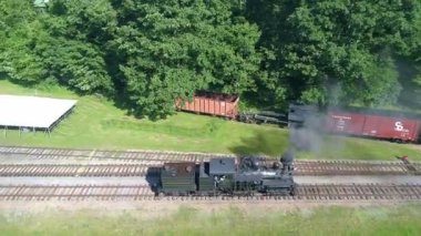 Cass, Batı Virginia, 18 Haziran 2022 Antik bir Shay Buharlı Lokomotifin Güneşli bir yaz sabahı yavaşça bir istasyona yaklaşırken görüntüsü