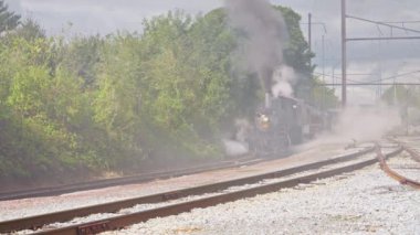 Cennet, Pensilvanya, 17 Ekim 2023 - Buharlı Yolcu Treni Sonbahar Günü Bir sürü duman ve buhar üflemeye hazırlanıyor