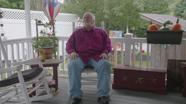 Homem Sênior Descansando Uma Cadeira Balanço Convés Desfrutando Sua Aposentadoria — Vídeo de Stock