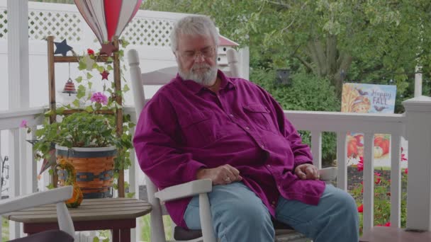 Kıdemli Bir Erkek Bir Güvertede Sallanan Sandalyede Uyuyor Bir Sonbahar — Stok video