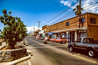 Lahaina, Maui, Hawaii, 2 Haziran 1989 - Güneşli bir yaz gününde Eski Lahaina Limanı ve Sokağının Eski Manzarası