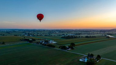 Güneşli bir yaz sabahı, Pensilvanya kırsalında süzülen, Kızıl Sıcak Hava Balonu 'nun Hava Görüntüsü