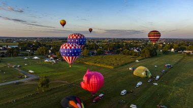 Pensilvanya 'da Kuş, 14 Eylül 2023 - Güneşli bir Yaz Günü' nde Çok Sıcak Hava Balonlarının Yüzüşü