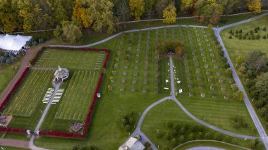 Elizabethtown, Pennsylvania, 22 Ekim 2023 - Sonbaharda Sonbahar Renkleriyle Bir Çardak, Üzüm ve Bahçenin Havadan Görünümü