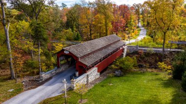 Elizabethtown, Pennsylvania, 22 Ekim 2023 - Burr Truss Kapalı Bir Sonbahar Günü Bir Dereyi Geçen Köprünün Hava Görüntüsü